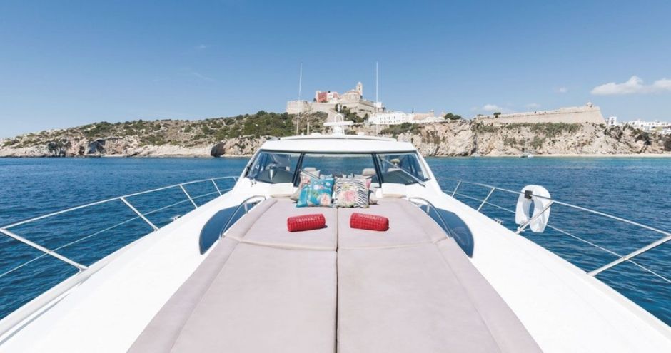 Nuestro servicio de alquiler de yates de lujo en Ibiza