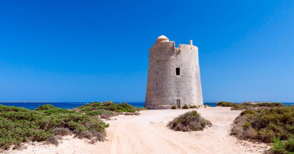 Rutas en barco por Ibiza y Formentera: calas e islas únicas