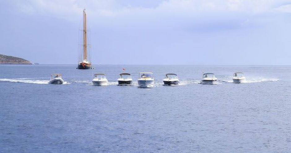Alquiler de barco para grupos grandes, diversión garantizada