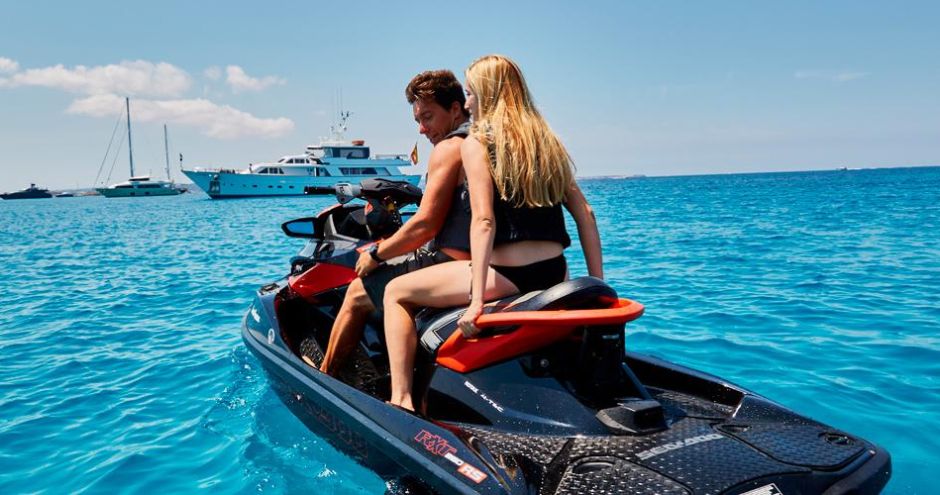 Arrasa en Ibiza con una moto de agua