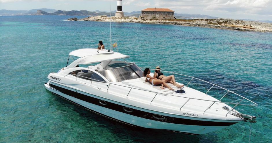 Alquila un barco en Ibiza y disfruta de la costa como nunca